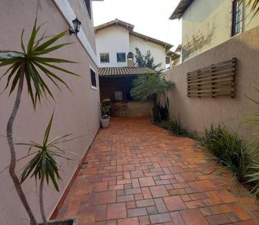 Rio das Ostras Villa | Linda Casa no Jardim Mariléa com Área Gourmet e Hidromassagem!