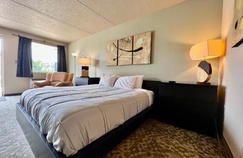 Cedar Falls Apartment | Lindell Motor Lodge - Downtown Cedar Falls Studio With Free Gated Parking!