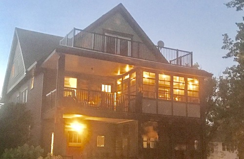 Linden Hills Apartment | Linden Hills - 2 Blocks From Lakes - XL 2 Bedr Unit - Main Floor