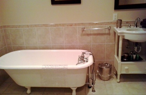 New London Bed & Breakfast | Linden Homestead: Modern King Bed B&B suite in Century Farm House