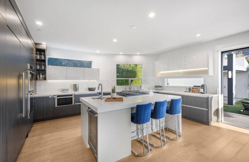 Carthay Circle House | Lindenhurst - Warm Conventional Home on a Prime Location