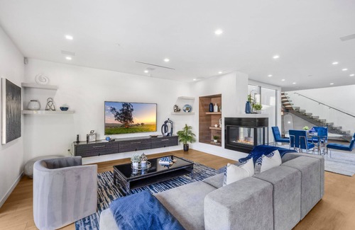 Carthay Circle House | Lindenhurst - Warm Conventional Home on a Prime Location