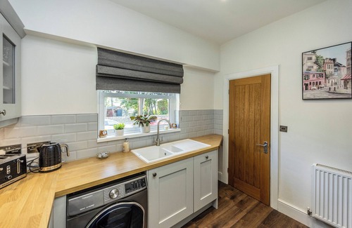 Ainley Top Cottage | Lindley Gem Heart of Lindley, sleeps up to 6, enclosed gardens, yards from Manor