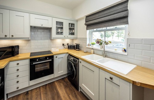 Ainley Top Cottage | Lindley GemnHeart of Lindley, sleeps up to 6, enclosed gardens, yards from Manor