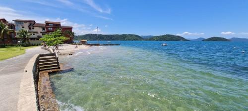 Bracui Apartment | lindo apartamento frente ao mar pe na areia