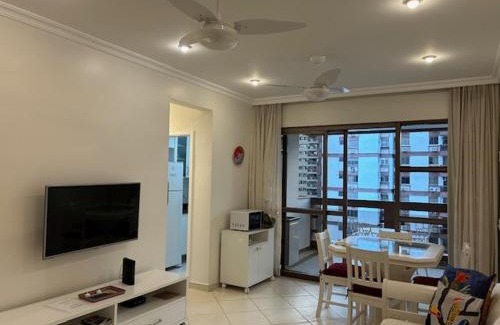 Barra da Tijuca Apartment | Lindo apto de 2 quartos e 2 banheiros sociais no Barramares com comércio próximo, piscina aquecida, quadras, parquinhos, brinquedoteca, empréstimo de cadeiras e barracas de praia, condomínio em frente à praia, apartamento limpíssimo, equipado, tudo novo