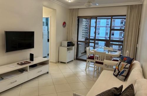 Barra da Tijuca Apartment | Lindo apto de 2 quartos e 2 banheiros sociais no Barramares com comércio próximo, piscina aquecida, quadras, parquinhos, brinquedoteca, empréstimo de cadeiras e barracas de praia, condomínio em frente à praia, apartamento limpíssimo, equipado, tudo novo