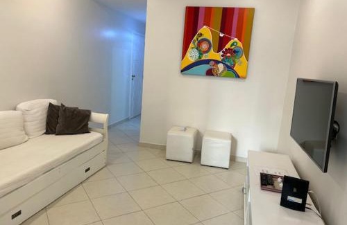 Barra da Tijuca Apartment | Lindo apto de 2 quartos e 2 banheiros sociais no Barramares com comércio próximo, piscina aquecida, quadras, parquinhos, brinquedoteca, empréstimo de cadeiras e barracas de praia, condomínio em frente à praia, apartamento limpíssimo, equipado, tudo novo