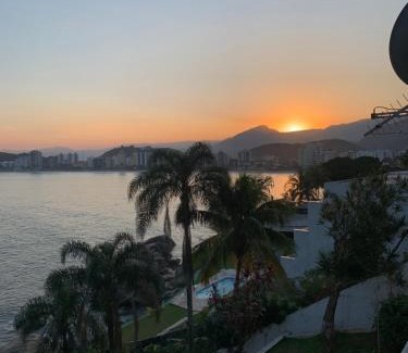 Martim de Sa Apartment | Lindo Duplex Pé Na Areia com Praia Privativa