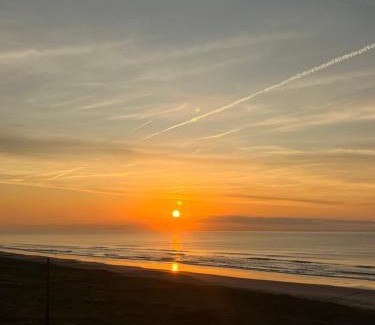 Matinhos Apartment | Lindo Studio Matinhos Prédio na beira mar.