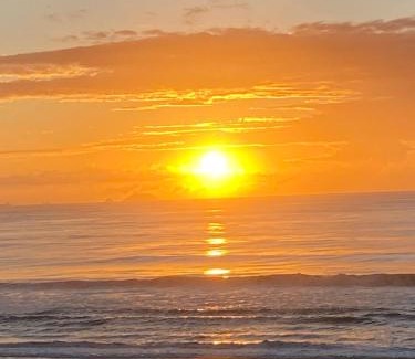 Matinhos Apartment | Lindo Studio Matinhos Prédio na beira mar.