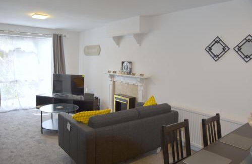 Oadby House | Lindrick Villa- 3BD Bunglow , Free parking- Long stays