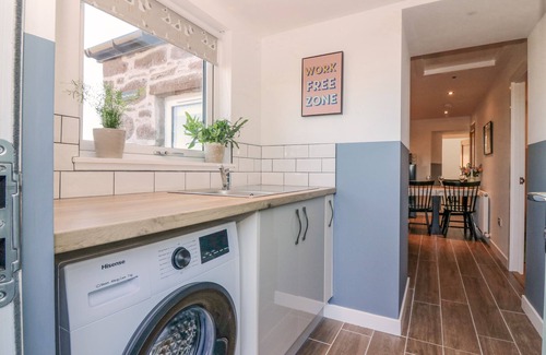 Kirriemuir Cottage | LINDSAY COTTAGE, pet friendly, with open fire in Northmuir