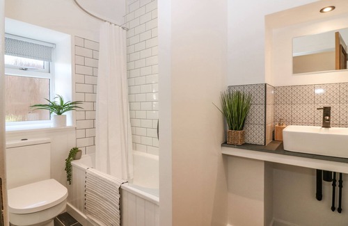 Kirriemuir Cottage | LINDSAY COTTAGE, pet friendly, with open fire in Northmuir