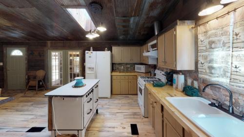 Red River House | Line Shack On Tenderfoot Trail With High Speed Wifi
