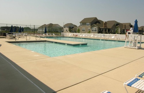 Villages of Five Points House | LINENS INCLUDED! COMMUNITY POOL & TENNIS - VILLAGES OF FIVE POINTS - Feel right at home in this beautifully decorated 3 bedroom, 2 full bath, 2nd floor condo at the Villages of Five Points.