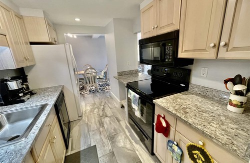 Rehoboth Beach Condo | LINENS INCLUDED*!. Best of both worlds! This unit features spectacular views of the ocean and also of the peaceful Lake Gerar.