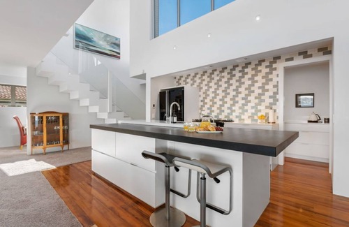 Hilltop House | Linger Lakeside Stunning Views