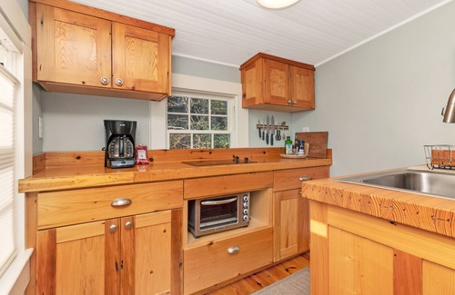 Brevard Cottage | Lingerlong Cottage on Downtown Brevard's Most beautiful property!