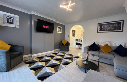 Burton on Trent House | Lingfield House - Spacious 3 Bed Home From Home