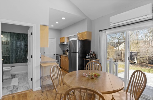 Patchogue Cottage | Linnie's Cottage- Newly Renovated 2 bedroom retreat in Patchogue. Walk to Ferry.