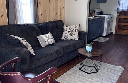 Geneva-on-the-Lake House | Linny's GOTL Cottages "Lazy Days" Charming 2-bedroom bungalow with AC, GOTL.
