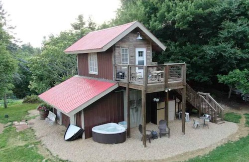 Linville Ridge House | LINVILLE MOUNTAIN BARN LOFT on WEDDING VENUE, Hot Tub, FARM,close to attractions