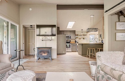 Newland House | Linville Tree Haus w/golf, community pool & fish'n