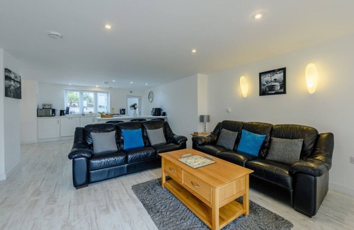 Instow House | Linwood - Four Bedroom House, Sleeps 8