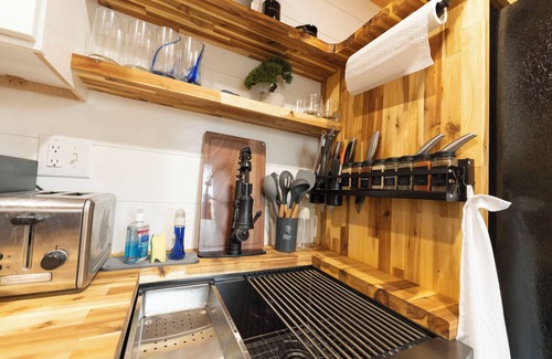 Six Mile Cabin | Lion Den Container Cabin A – Walterfalls, Upstate SC