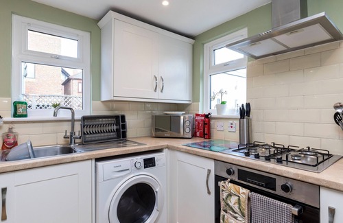 Horsham House | Lion House - Designer 4 Bed Urban Oasis Townhouse