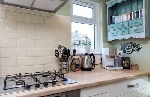 Horsham House | Lion House - Designer 4 Bed Urban Oasis Townhouse