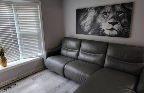 Pittsburgh House | (Lion's Den) Atlanta's Hub 3 Levels Spacious House