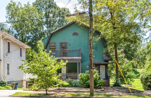 Inman Park Apartment | Lion's Lair