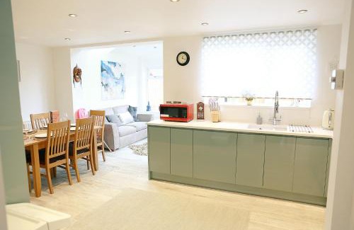 Chorlton-by-Backford House | Lions Den - Zoo Accommodation Chester