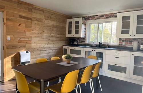Lion's Head Cottage | Lions Head · Family friendly cottage ☆walking distance to beach