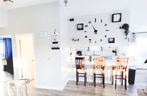Russian Jack Park House | Lions Loft w/hot tub, king size bed, and kids cove!