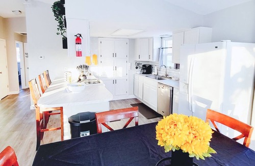 Russian Jack Park House | Lions Loft w/hot tub, king size bed, and kids cove!