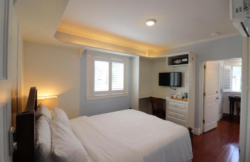 Gorge -Tillicum Area House | Lipton Place by Elegant Waterfront