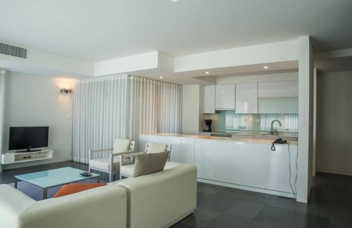 Carvalhal Hotel | Lisbon's Seaside Retreat: Equipped Kitchens, Balcony, Beachfront & Free Parking