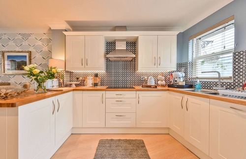 Torquay Cottage | Lisburne Place Luxury Town House - sleeps up to 6 in three bedrooms. Two bathrooms.