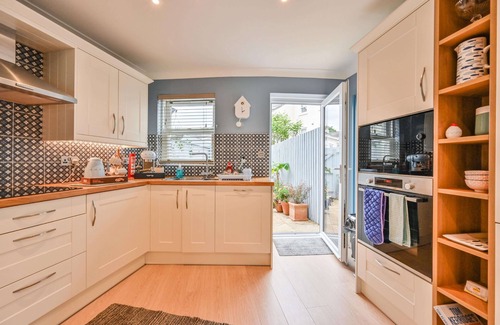 Torquay Cottage | Lisburne Place Luxury Town House - sleeps up to 6 in three bedrooms. Two bathrooms.