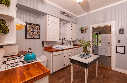 Fredericksburg House | Lisso Sunday Haus - 1930's Charm and Conveniences of today