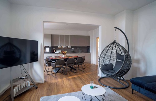 Hemsbach Apartment | LiT LiVING: Luxury | Box SprIng | Netflix | 3 BR