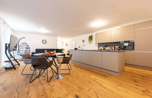 Hemsbach Apartment | LiT LiVING: Luxury | Box SprIng | Parken | 2 BR |