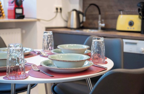 Weinheim Apartment | LiT LiVING: Luxus | Box SprIng | WH Altstadt |