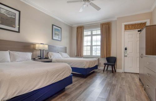 North Litchfield Beach House | Litchfield Beach 2 Queen Room at Seaside Inn