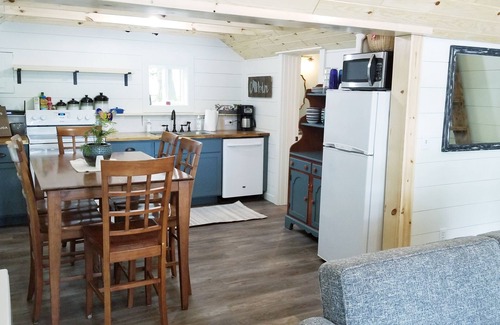 Jim Falls House | Liten Stuga ~ Romantic Getaway ~ Hot Tub with Stunning Lake View ~ Dog Friendly