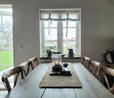 Sjorup House | Litet hus i mysig by nära havet