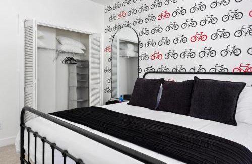 Bloomington Apartment | Little 5 Condo King Beds Ping-pong Garage